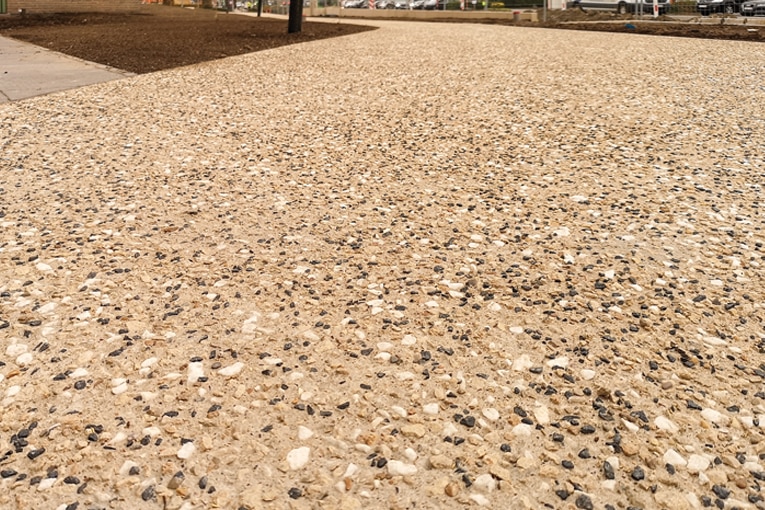 L’esplanade entourant le centre culturel De Spil bénéficie, depuis peu, d’un nouveau revêtement en béton désactivé tricolore : sable, blanc et noir.  [©Ghent Aggregates] 