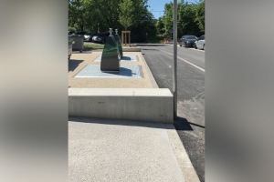 Des bétons sablés pour les accès et désactivés sur les trottoirs... SDC a aussi mis en place des banquettes en béton brut lisse, intégrées au niveau des bordures de voirie. [©SDC]