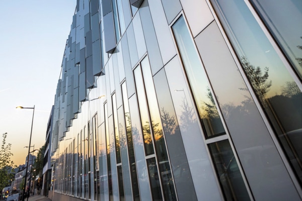 Le nouveau Green Office affiche une façade remarquable, lisse, brillante, et seulement relevée par quelques ouïes verticales de section triangulaire. [©Sto]