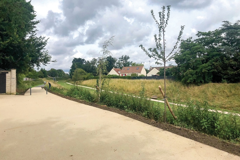 A présent, la voie part du carrefour et suit la rue du Bois Prie Dieu, avant de s’en éloigner pour se raccorder sur le cheminement existant. [©Eqiom] 