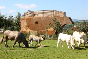 L’écolodge en forme de vache géante répond aux critères de respect de l'environnement garantis par un label environnemental [©Diverti'Parc]