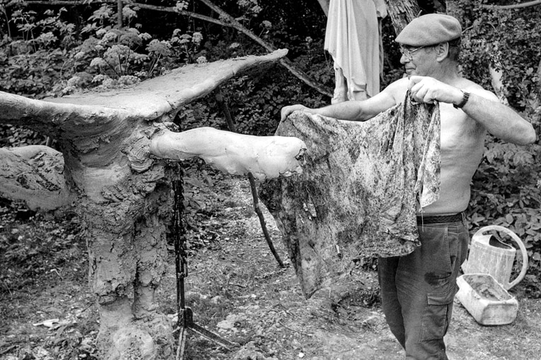 « C’était très physique, il fallait bûcheronner, tailler, creuser pour avoir une source et faire un puits », se souvient Michel Charpentier au sujet du bois de Vallangoujard (95). En prise directe avec la nature… [©Clovis Prévost/clovis.prevost@wanadoo.fr]