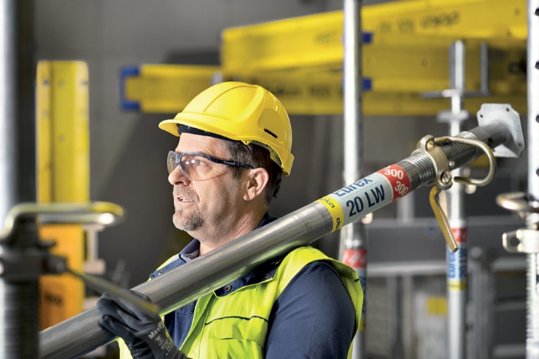 Léger, robuste et ergonomique, l’Eurex 20 LW est 20 % plus léger qu’un étai standard, parfait pour réduire les TMS des compagnons.[©Doka]