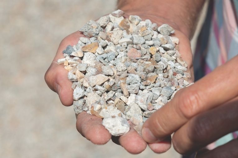 Les granulats recyclés sont fabriqués sur la plate-forme Granudem à partir de bétons de démolition. [©ACPresse]