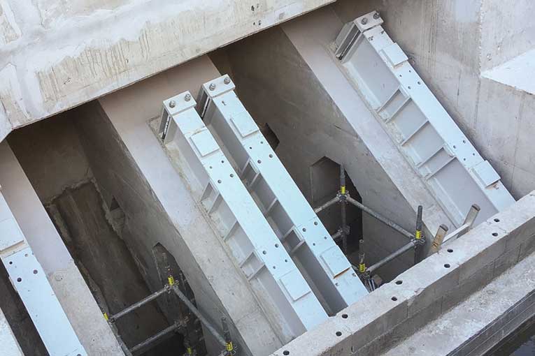 Zone technique où seront installés deux vérins de 200 t destinés à lever le futur pont du port de Sète. [©Coffrin]