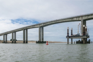 Long de 583 m, le pont de Noirmoutier compte 9 piles, qui sont toutes rénovées. [©Charles Marion/Edycem]