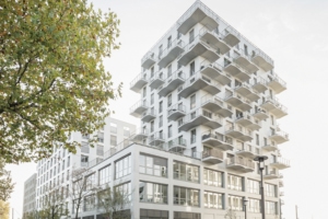 L’ensemble immobilier O’2 Parcs se divise en trois bâtiments, posés sur un socle commun.[©Hardel Le Bihan Architectes/Schnepp Renou]