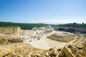 Le groupe Saint-Hilaire exploite des carrières pour produire la gamme Filafluid et des liants anhydrite pour les chapes. [©Saint-Hilaire]