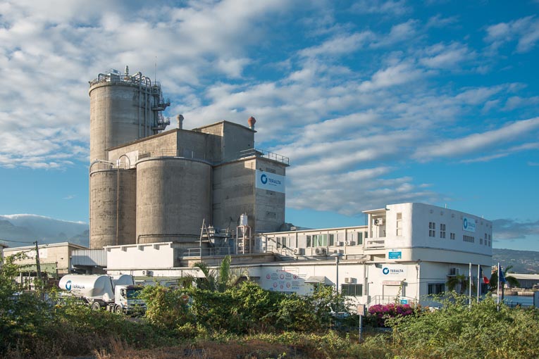 Le terminal cimentier Teralta offre une capacité de stockage de 17 000 t de ciments en vrac au sein de cinq silos en béton. Elle intègre aussi une unité d’ensachage et de palettisation pour la production de ciments en sacs. [©ACPresse]