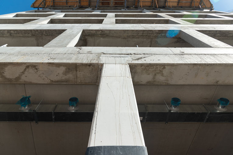 Les poteaux reprennent les six niveaux du bâtiment C de l’Archipel. [©ACPresse]