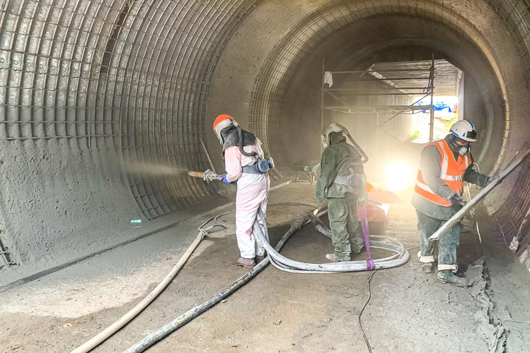 Projection du Bfup Ductal sur les piédroits et le radier de la buse à rénover. [©Vinci]