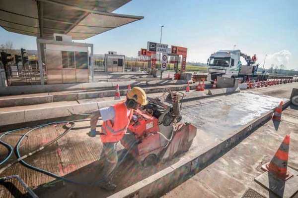 Le personnel de chantier est équipé de lunettes, de protections auditives, de combinaisons, de casques, de gants et de chaussures de sécurité, fournis par l’entreprise et régulièrement renouvelés. [©TSD]