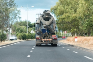 Pour ce qui est du transport du béton, le risque routier représente la grande part des sinistres. D’autant que certains peuvent avoir des conséquences corporelles très graves. [©ACPresse]