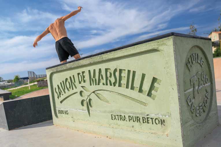 Un savon de Marseille, estampillé “extra pur béton”, sert de support aux figures des skaters.  [©Bronzo Perasso]