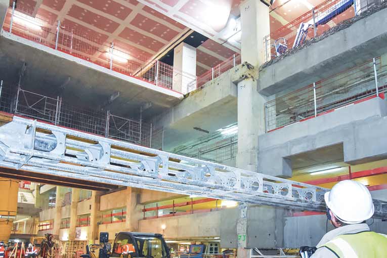 La “faille” est la trémie d’accès au chantier de la gare souterraine Eole La Défense, opérée à travers plusieurs niveaux de parking. [©Gérard Guerit]
