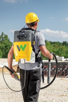 Wacker Neuson lance l’ABCe, une aiguille vibrante alimentée par une batterie logée dans un sac à dos. [©Wacker Neuson]