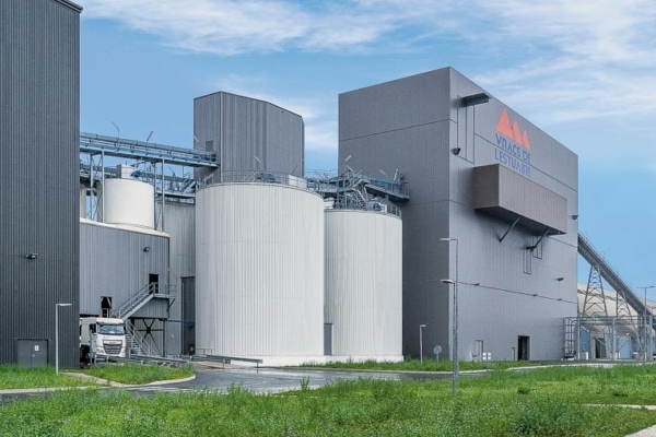 L’usine cimentière de Vracs de l’Estuaire est installée dans le port du Havre. [©Vracs de l’Estuaire]