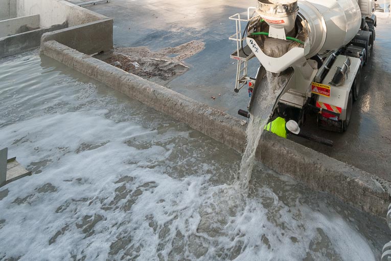 Vidange des eaux de lavage d’une toupie dans un bassin de décantation.