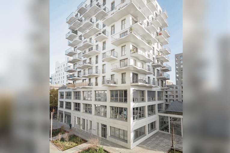 Sur le bâtiment en R+11, les balcons prennent la forme de voûtes catalanes et constituent la véritable signature du projet. [©Hardel Le Bihan Architectes/Schnepp Renou]