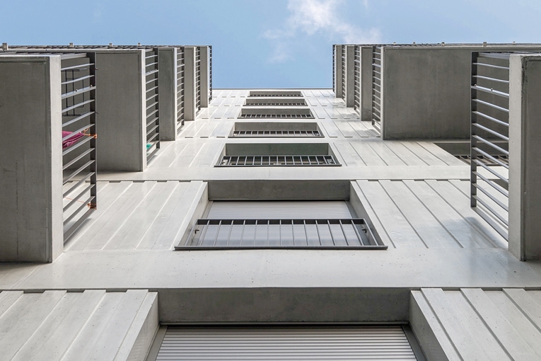 L’immeuble C réunit les logements sociaux du projet. Sa façade est mise en relief par un jeu subtil d’ombre et de lumière, obtenu grâce à un matriçage vertical façon “planches”.  [©Legendre/Atypix]