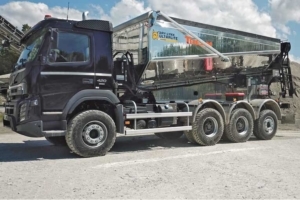 Le camion Ultralite permet de charger, décharger et épandre simplement les matériaux. [©2DTV]