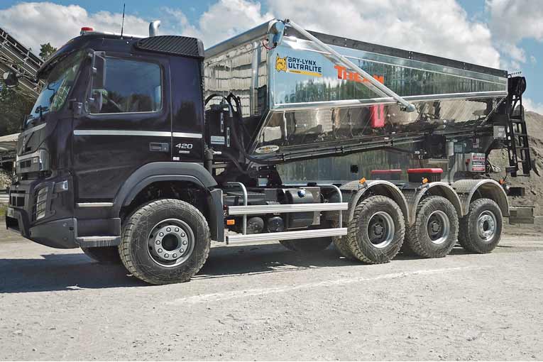 Le camion Ultralite permet de charger, décharger et épandre simplement les matériaux.  [©2DTV]