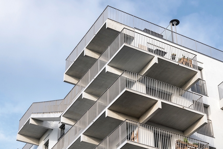 Pour Legendre, c’était une évidence préfabriquer les balcons. Couler ces éléments en place n’aurait jamais permis d’obtenir le résultat escompté. [©Legendre/Atypix]