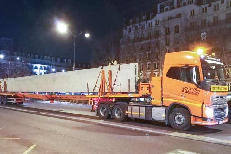 Les poutres préfabriquées de Capremib ont fait le voyage de nuit à travers les rues de Paris.  [©Capremib]