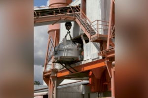 Installation d’un des deux nouveaux malaxeurs Teka au sein de la centrale à béton de l’usine Cibetec. [©Cibetec]