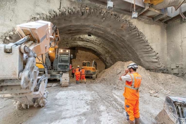 Début de la construction de la demi-section supérieure de la “caverne”, au niveau de l’ouvrage d’intersection OA 807. [©ACPresse]