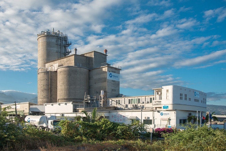 Sur l’île de La Réunion, le terminal cimentier Teralta offre une capacité de stockage de 17 800 t de ciments en vrac. Et intègre une unité d’ensachage. [©ACPresse]