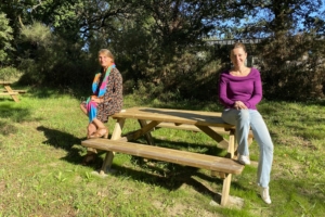 De gauche à droite : Mathilde de Matteis, service technique, et Alexandra Grolleau, relations entreprises à la Capeb Morbihan. [©Capeb]