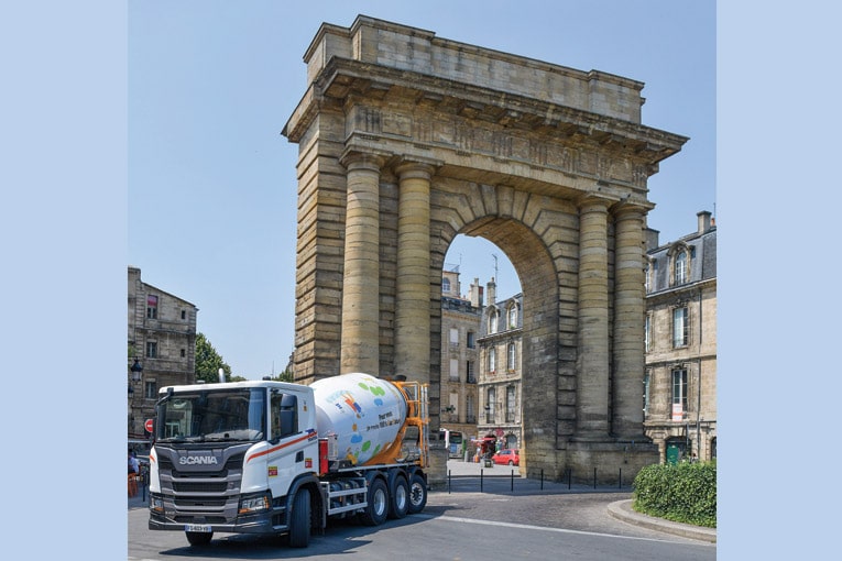 Pour connaître l’ensemble des surcoûts liés à l’exploitation des toupies à carburants alternatifs, Unibéton et Tratel testent des toupies à gaz Scania/Liebherr, à Bordeaux (33). [©Alban-Gilbert/HeidelbergCement]