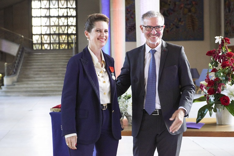  Le 15 septembre dernier au Palais d’Iéna, à Paris, la présidente de la Fondation Louis Vicat Sophie Sidos a reçu la Légion d’honneur. [©Vicat]