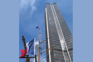 A Paris, la tour Montparnasse actuelle (209 m de haut) va être rénovée, pour y amener des forêts en hauteur, ainsi que des vitres pour plus de luminosité. [©ACPresse]