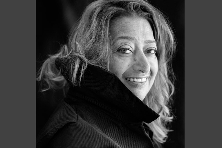 Fantasque, avant-gardiste, Zaha Hadid a laissé une empreinte indélébile sur le monde de l’architecture. [©Brigitte Lacombe]