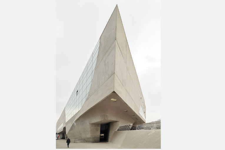 Le Phaeno est un musée de vulgarisation scientifique situé à Wolfsbourg, en Allemagne. Il a été construit par l'architecte Zaha Hadid entre 2000 et 2005. Il mesure plus de 9 000 m2 de superficie pour une hauteur de 16 m. Il est fait de béton et d'acier en majorité. [©Wikipedia]