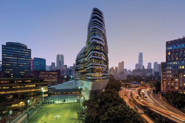 Jockey Club Innovation Tower est un bâtiment de l'université polytechnique de Hong Kong situé sur Chatham Road South dans le district de Hung Hom, à Kowloon. Il a été conçu par l'architecte lauréate du prix Pritzker Zaha Hadid. Ce bâtiment est son premier travail permanent à Hong Kong. [©Doublespace Photography]