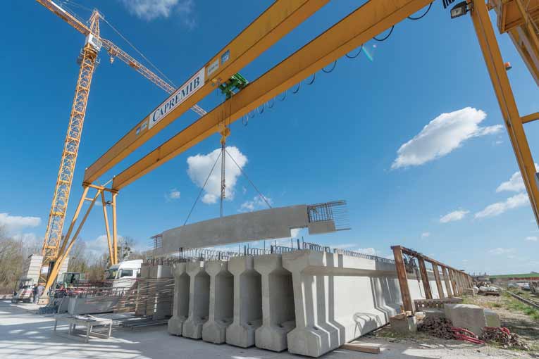 Les éléments préfabriqués peuvent atteindre les 50 t, soit la capacité maximale de levage des ponts roulants de l’usine. [©ACPresse]