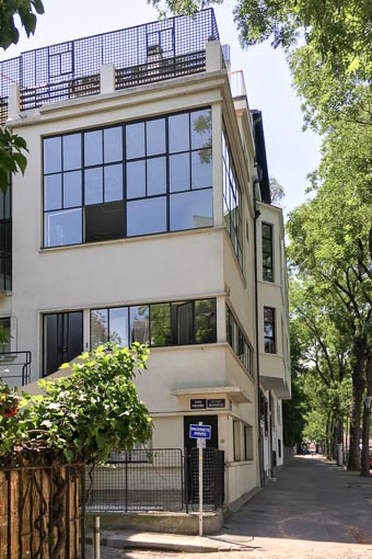 Dans le quartier Montsouris, à l’angle de l’avenue Reille (XIVe arrondissement), l’atelier est composé d’une structure à ossature de béton armé avec des planchers lisses et des colonnes droites. [©Zanotta]