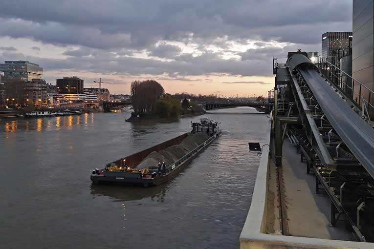 Les déchets inertes sont orientés vers l’une des 4 carrières exploitées par LafargeHolcim en aval sur la Seine. [©LafargeHolcim] 