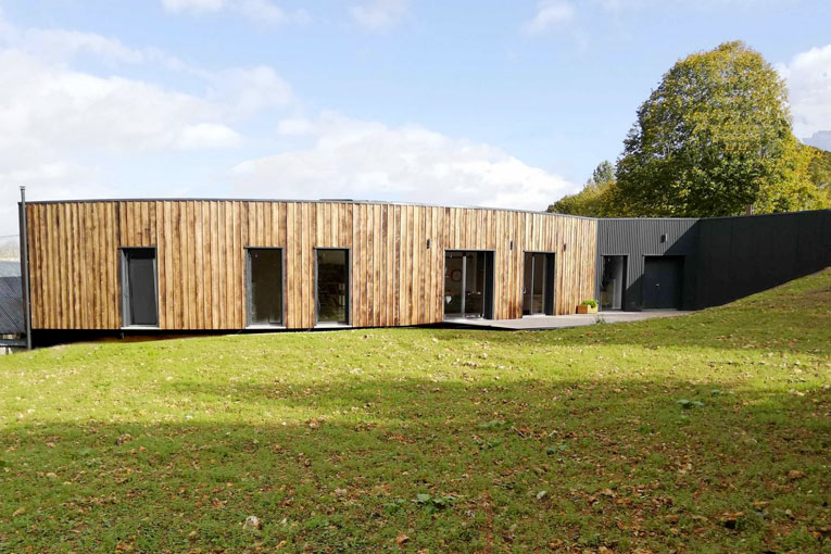 Maison bois-paille à Dangeau (28), par A-Sphère Architecture, candidate au Prix national de la construction bois 2020. [©Yann Roinnel]