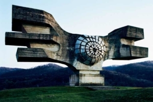 Les ailes d’aigle du Spomenik conçu par le sculpteur croate Dusan Dzamonja, en 1967, près de Podgaric, en Croatie, représentent de manière stylisée les ailes de la liberté. [©Jan Kempenaers]