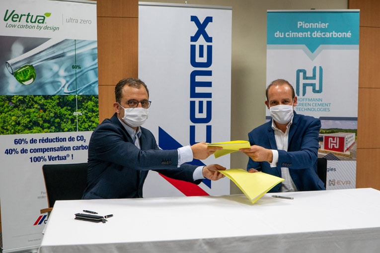 A gauche, Michel André, vice-président matériaux Europe de l'Ouest pour Cemex et de Julien Blanchard, co-fondateur de Hoffmann Green Cement Technologies. [©Cemex]
