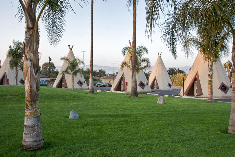 Sept ensembles de tipis blancs en béton, ornés d'un zigzag rouge, ont vu le jour. Trois ont survécu... Deux sont situés le long de ce qui fut la mythique Route 66 : le village n° 6, à Holbrook, en Arizona, et le village n° 7, à Rialto - San Bernardino, en Californie. Le dernier, le Wigwam Village n° 2, est bâti au bord de la route 311W, à Cave City, dans le Kentucky. [©Marcin Winchary]