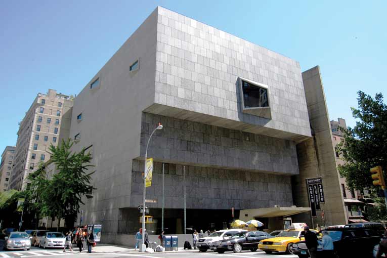 Tel un bunker sorti de terre, le Whitney Museum de New York : une accumulation de quatre rectangles couchés en gradins. [©DR]