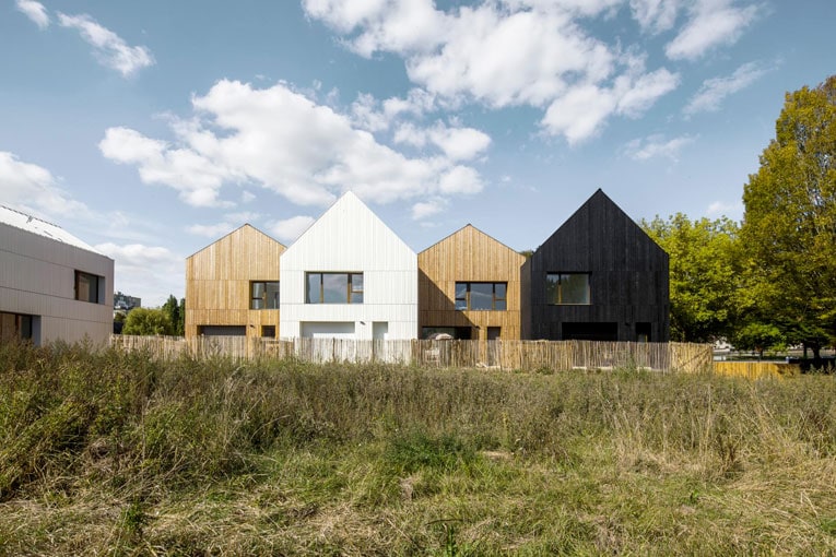 Près de 13 logements sociaux en bois et paille à Nogent-le-Rotrou, NZI Architectes, candidats au Prix national de la construction bois 2020. [©Juan Sepulveda Grazioli]