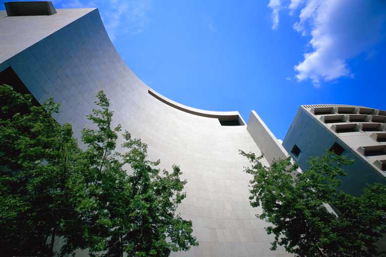 L’ambassade d’Australie, à Paris, conçue avec le célèbre ingénieur Pier Luigi Nervi, unique réalisation de Harry Seidler dans l’Hexagone.  [©Max Dupain 1978 / Penelope Seidler]