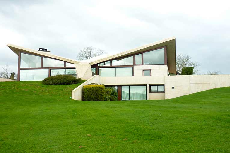 La villa Sayer, près de Deauville, dans laquelle Marcel Breuer exploite la rigueur constructive et la plasticité du béton armé et de ses panneaux préfabriqués [©DR]