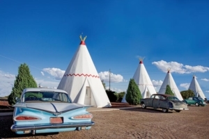 Chevrolet Impala devant un tipi du Wigwam Village n° 6, à Holbrook, sur la Route 66. [©DR]